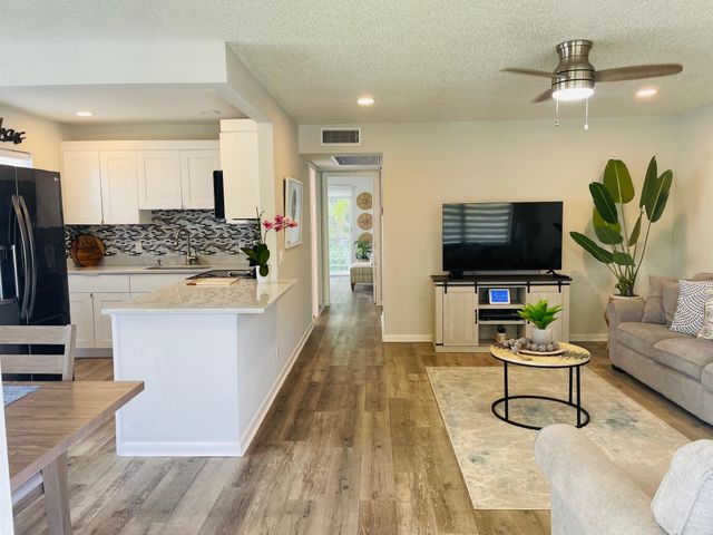 277 Chatham N, West Palm Beach, FL 33417