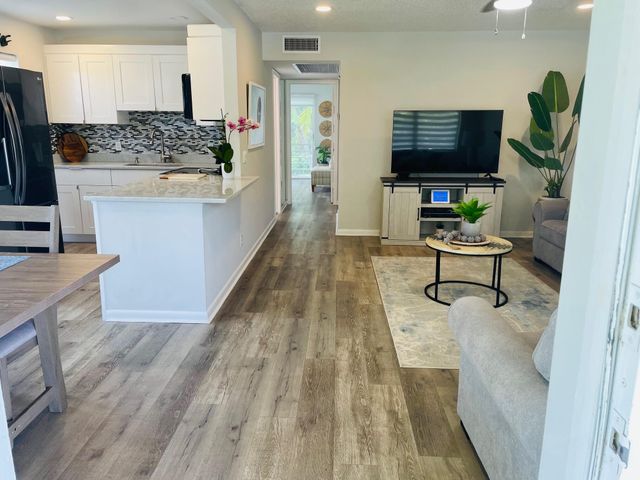 277 Chatham N, West Palm Beach, FL 33417