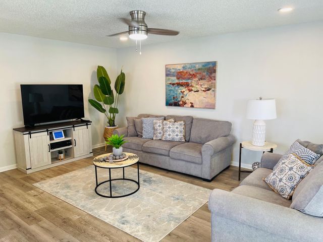 277 Chatham N, West Palm Beach, FL 33417