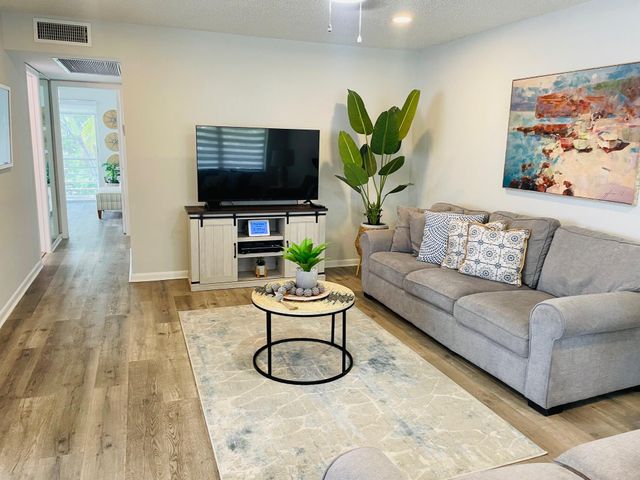 277 Chatham N, West Palm Beach, FL 33417