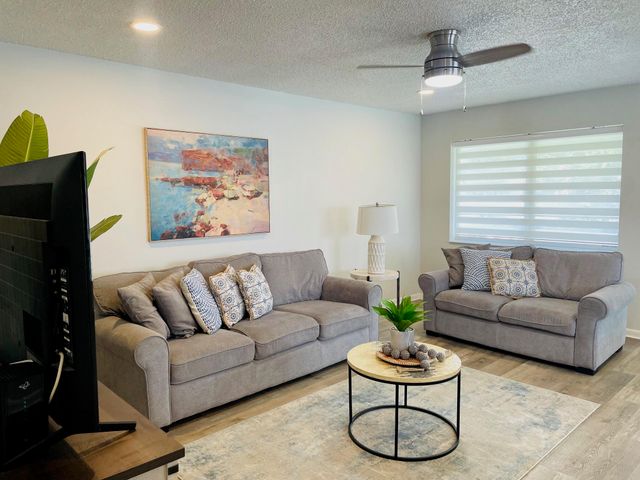 277 Chatham N, West Palm Beach, FL 33417