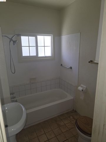 5432 Bancroft Ave, Oakland, CA 94601