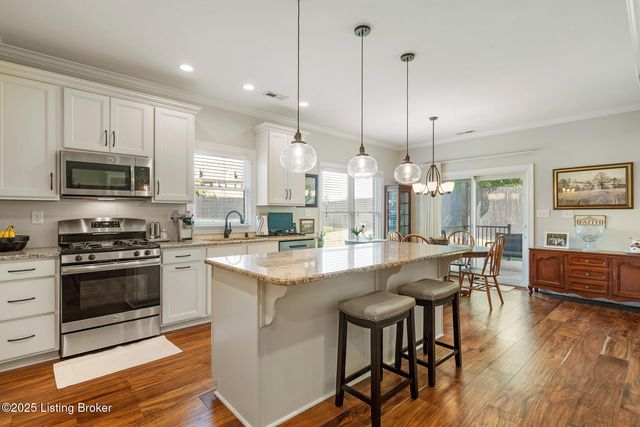 9349 Cross Meadows Cir, Louisville, KY 40291