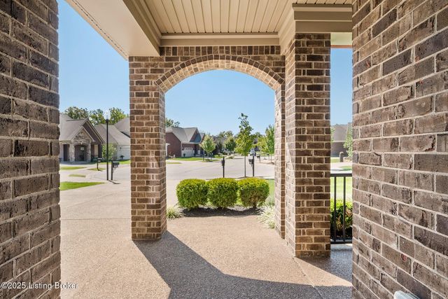 9349 Cross Meadows Cir, Louisville, KY 40291