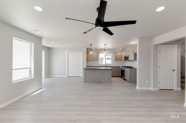 6593 W Plateau Creek Dr, Meridian, ID 83646