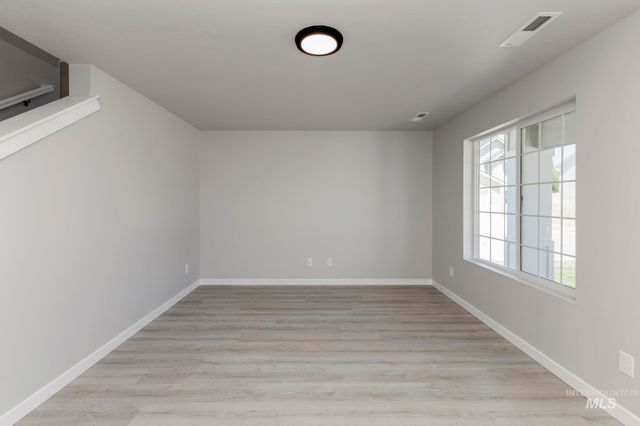 6593 W Plateau Creek Dr, Meridian, ID 83646