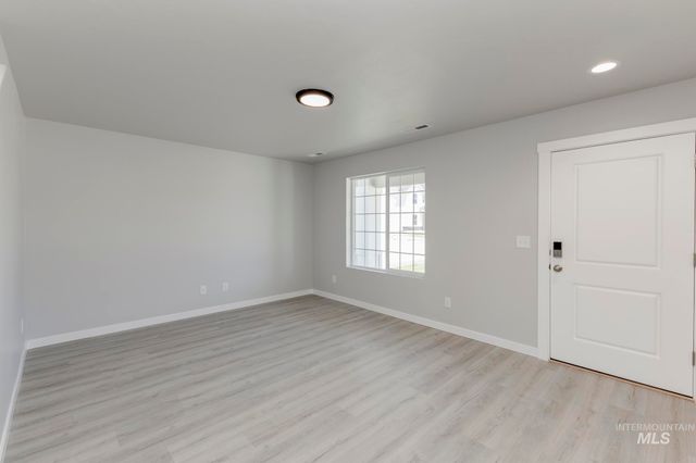 6593 W Plateau Creek Dr, Meridian, ID 83646