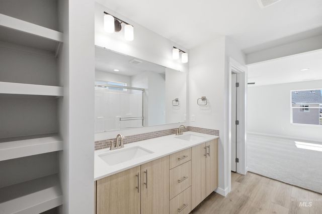 6593 W Plateau Creek Dr, Meridian, ID 83646