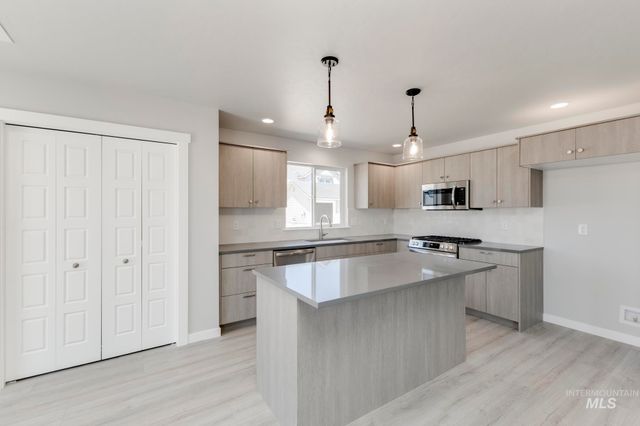 6593 W Plateau Creek Dr, Meridian, ID 83646