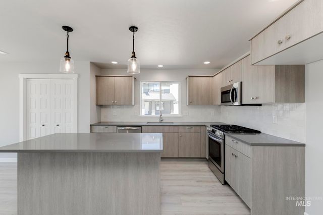 6593 W Plateau Creek Dr, Meridian, ID 83646