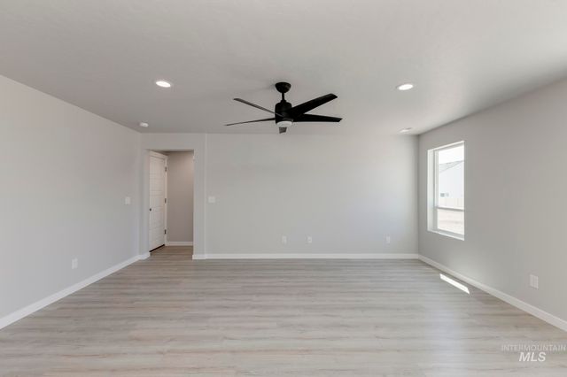 6593 W Plateau Creek Dr, Meridian, ID 83646