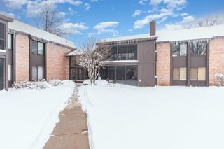 740 Saint Andrews Lane 21, Crystal Lake, IL 60014