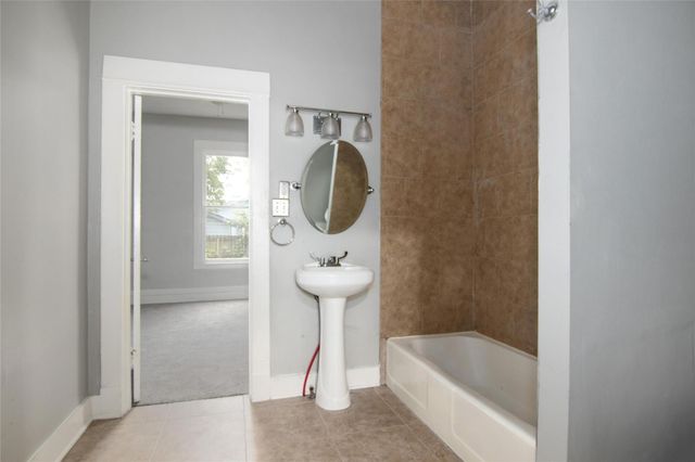 3220 Melbourne Street, Houston, TX 77026