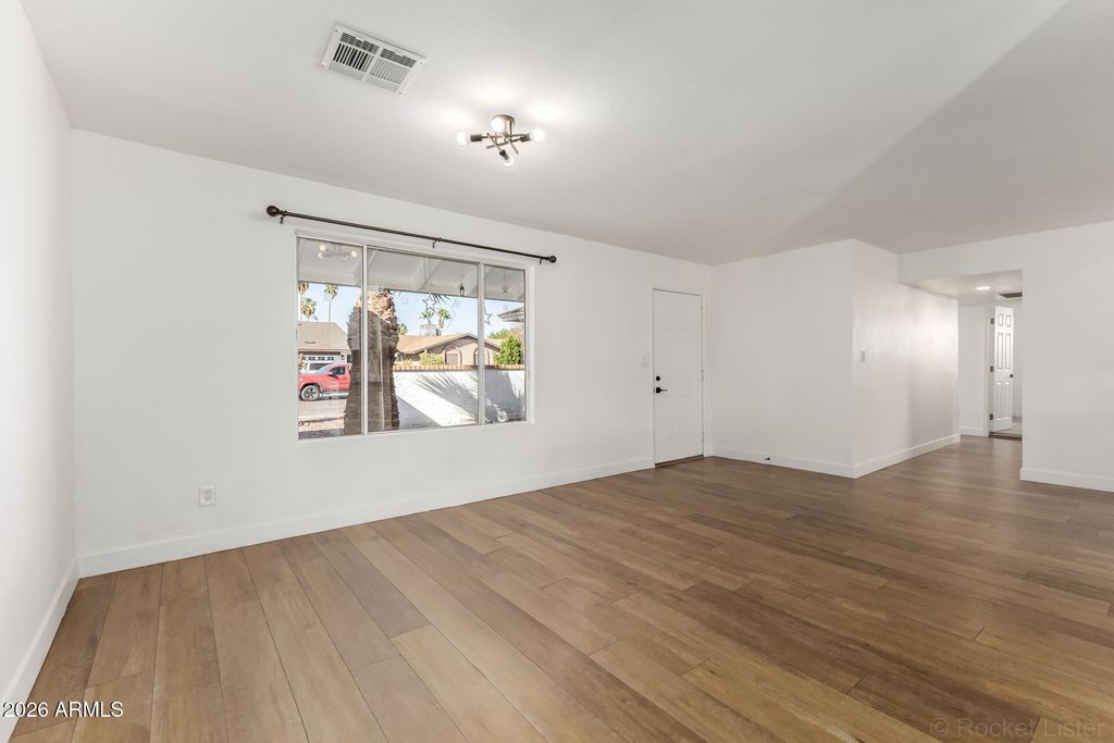 Image 10 of property listing at 4237 W HARTFORD Avenue, Glendale, AZ 85308