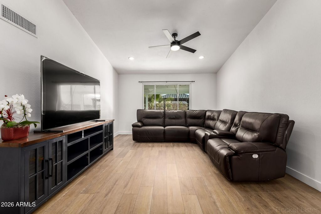Image 11 of property listing at 4237 W HARTFORD Avenue, Glendale, AZ 85308