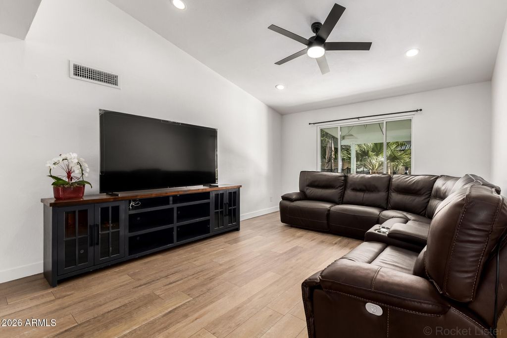 Image 12 of property listing at 4237 W HARTFORD Avenue, Glendale, AZ 85308
