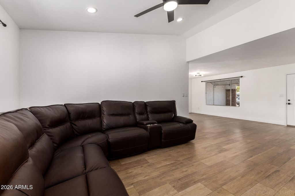 Image 13 of property listing at 4237 W HARTFORD Avenue, Glendale, AZ 85308
