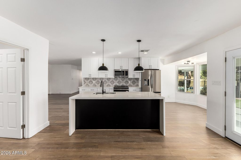 Image 14 of property listing at 4237 W HARTFORD Avenue, Glendale, AZ 85308