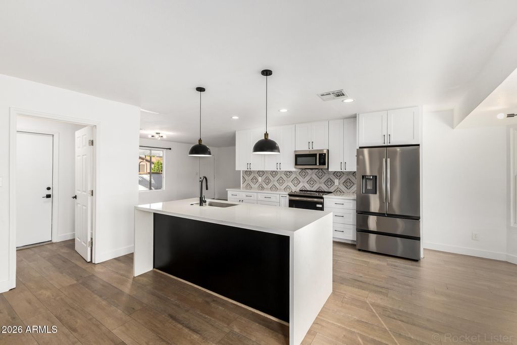 Image 15 of property listing at 4237 W HARTFORD Avenue, Glendale, AZ 85308