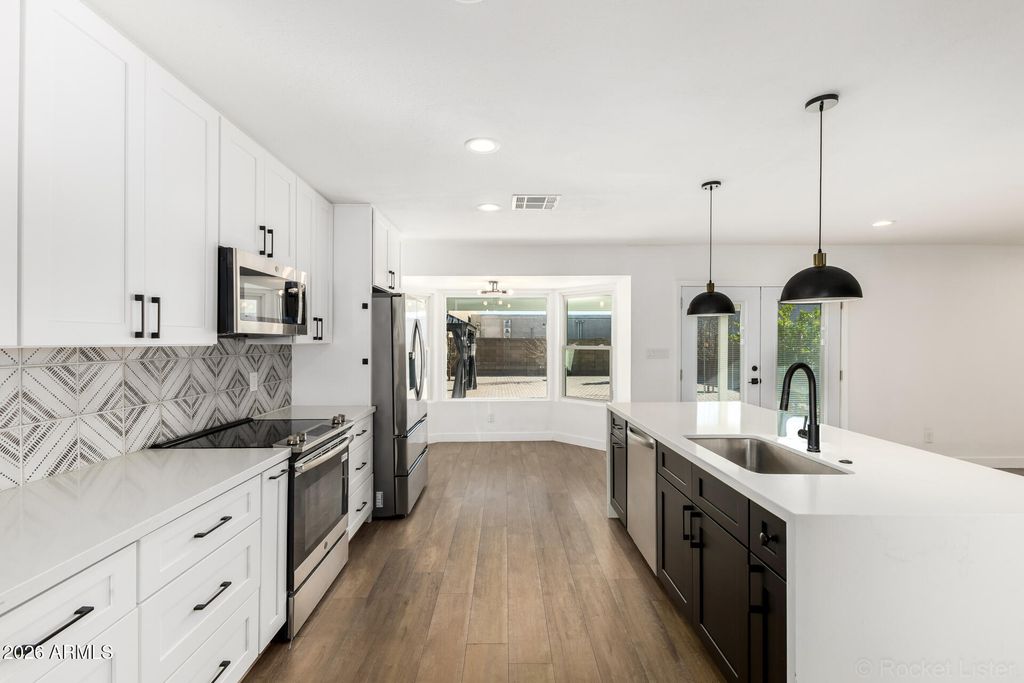 Image 16 of property listing at 4237 W HARTFORD Avenue, Glendale, AZ 85308