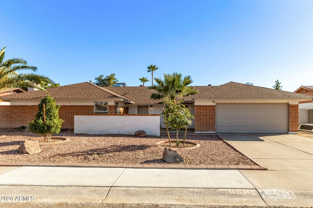 Image 2 of property listing at 4237 W HARTFORD Avenue, Glendale, AZ 85308
