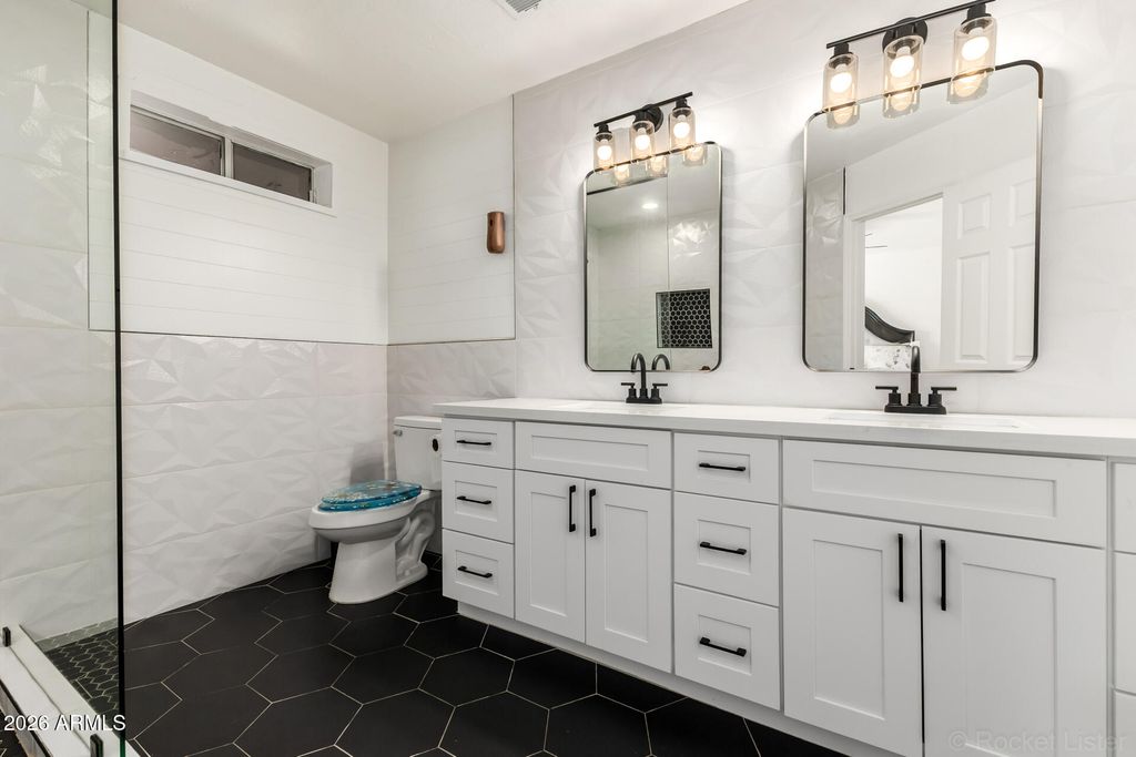 Image 20 of property listing at 4237 W HARTFORD Avenue, Glendale, AZ 85308