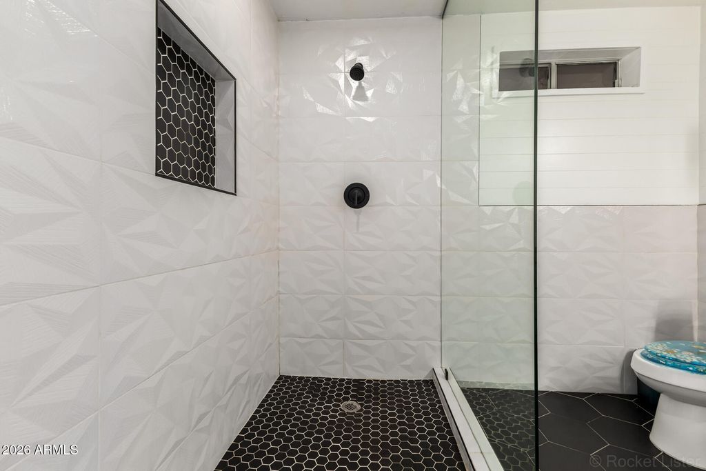 Image 21 of property listing at 4237 W HARTFORD Avenue, Glendale, AZ 85308