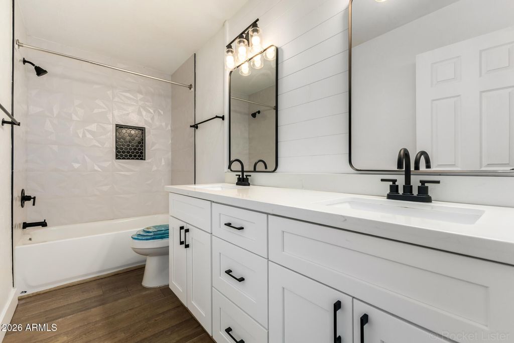 Image 28 of property listing at 4237 W HARTFORD Avenue, Glendale, AZ 85308