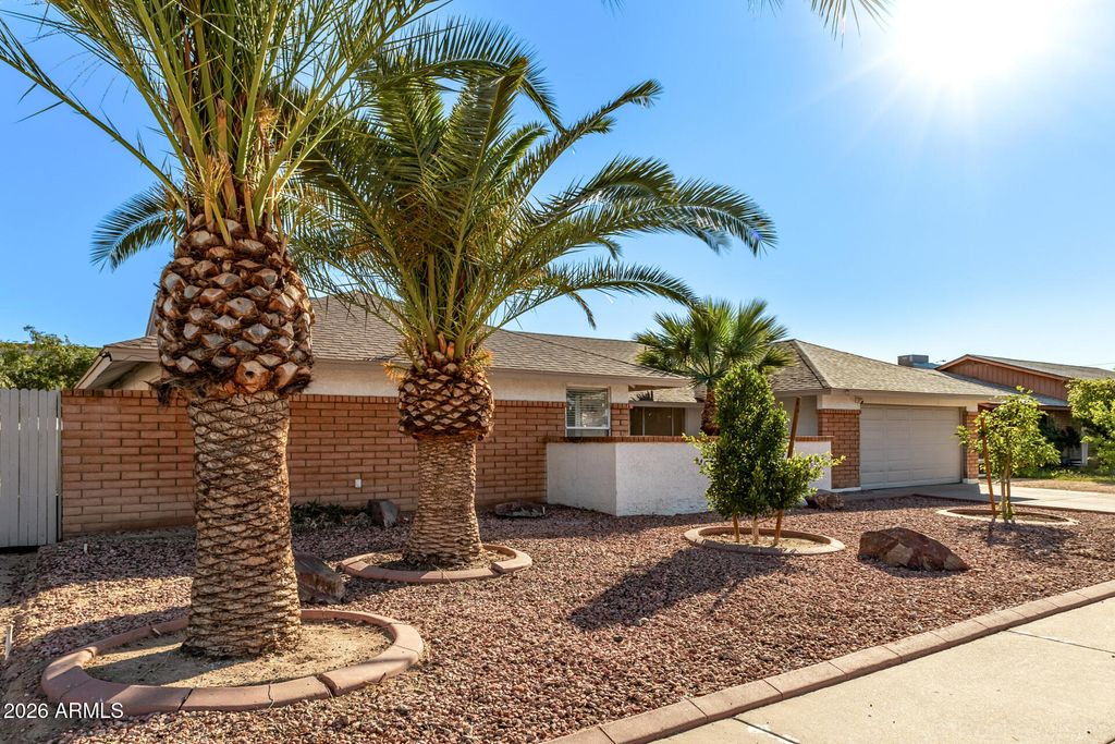Image 3 of property listing at 4237 W HARTFORD Avenue, Glendale, AZ 85308