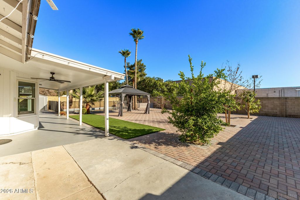 Image 32 of property listing at 4237 W HARTFORD Avenue, Glendale, AZ 85308