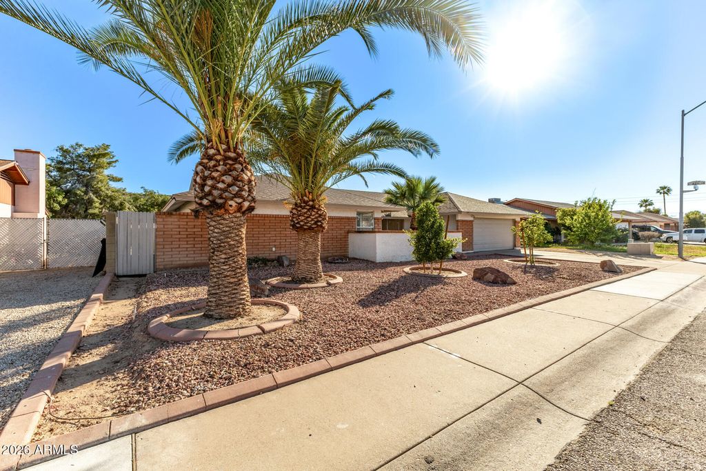 Image 4 of property listing at 4237 W HARTFORD Avenue, Glendale, AZ 85308