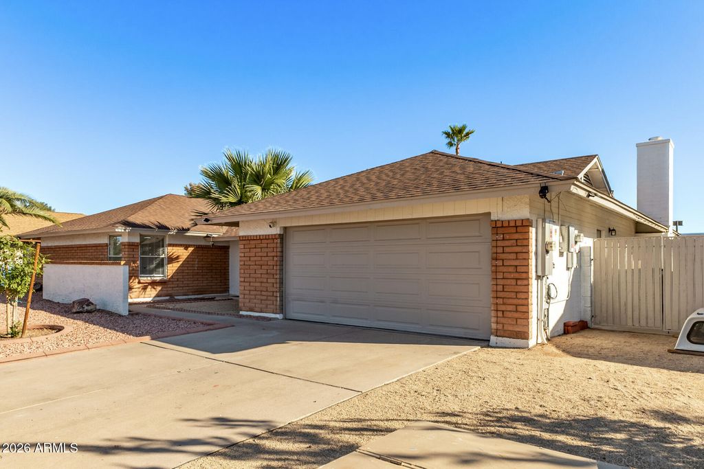 Image 5 of property listing at 4237 W HARTFORD Avenue, Glendale, AZ 85308