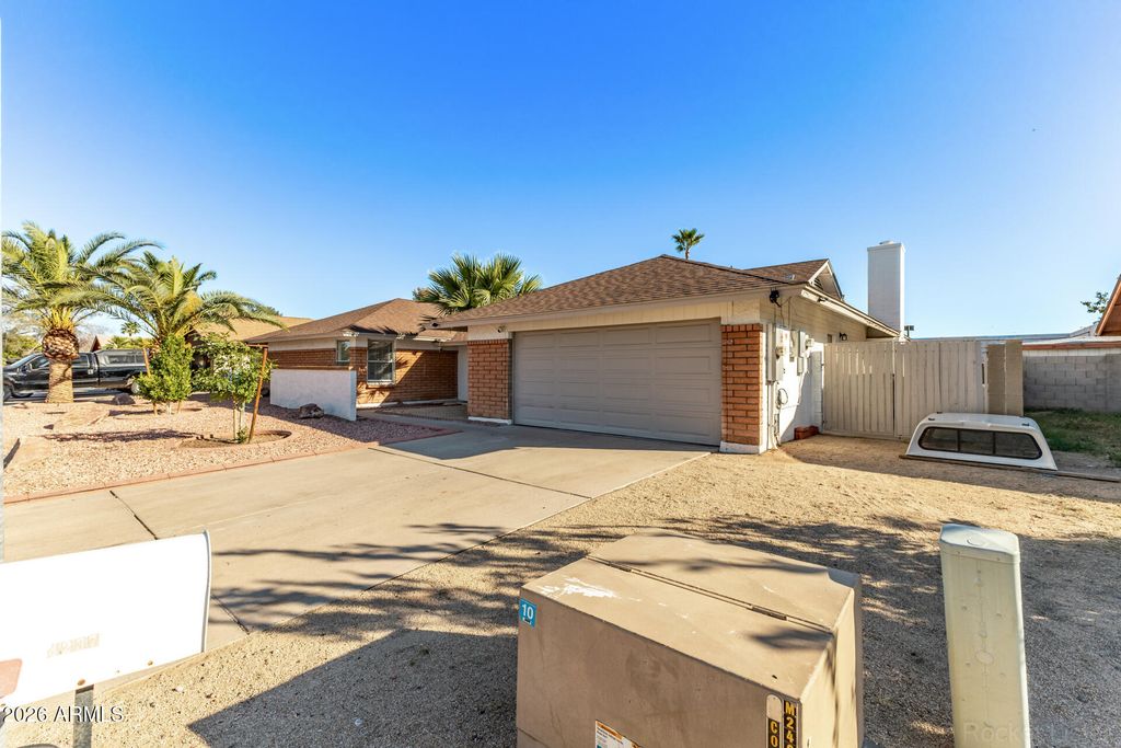 Image 6 of property listing at 4237 W HARTFORD Avenue, Glendale, AZ 85308