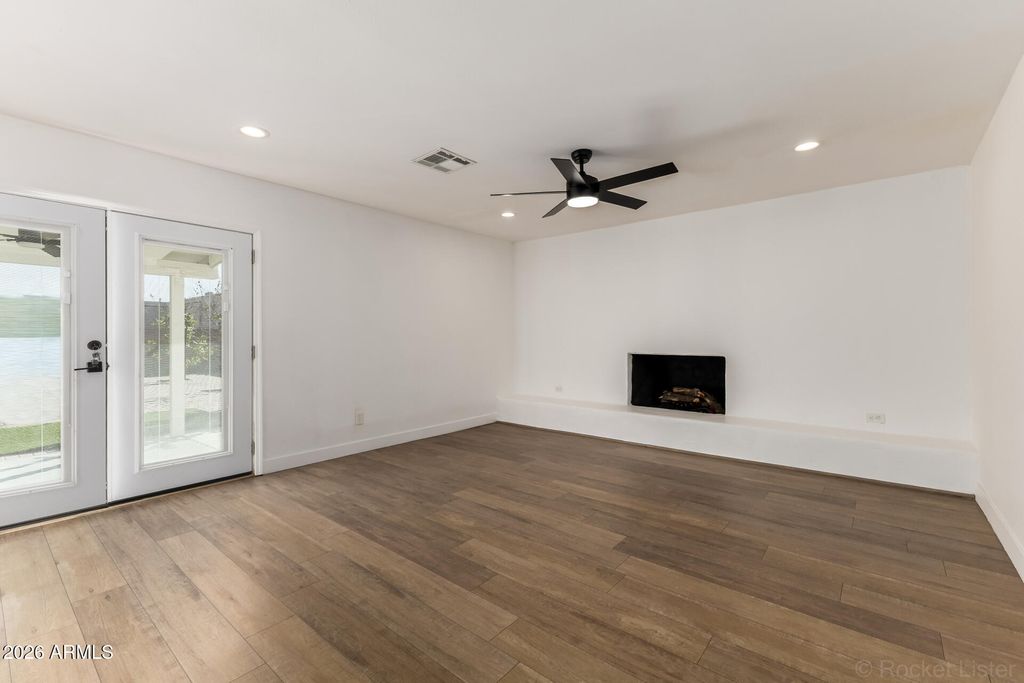 Image 7 of property listing at 4237 W HARTFORD Avenue, Glendale, AZ 85308