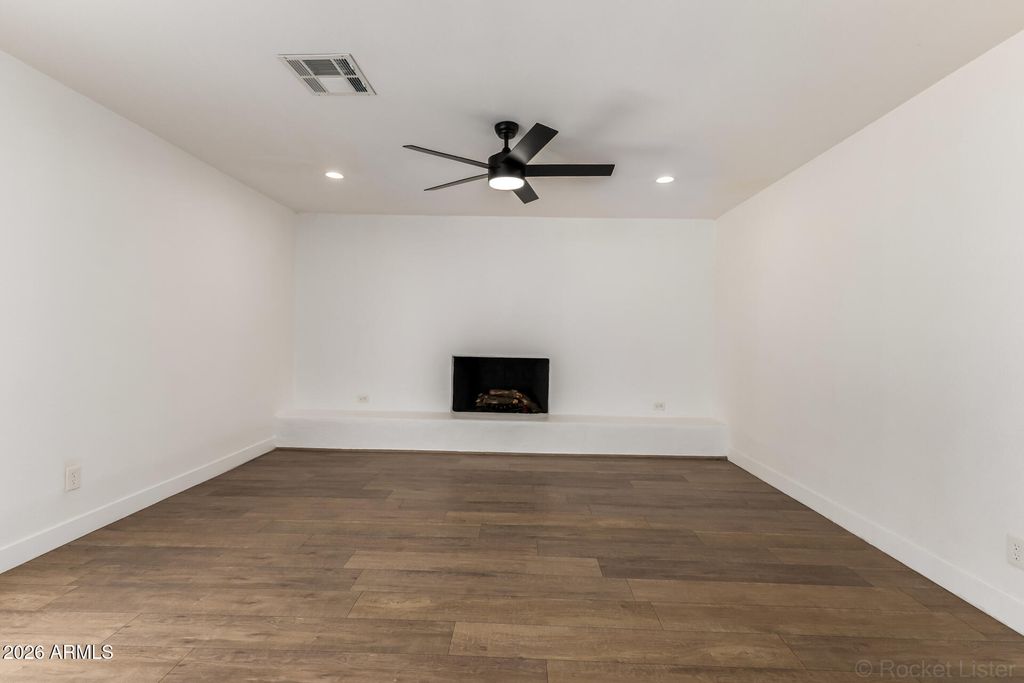Image 8 of property listing at 4237 W HARTFORD Avenue, Glendale, AZ 85308