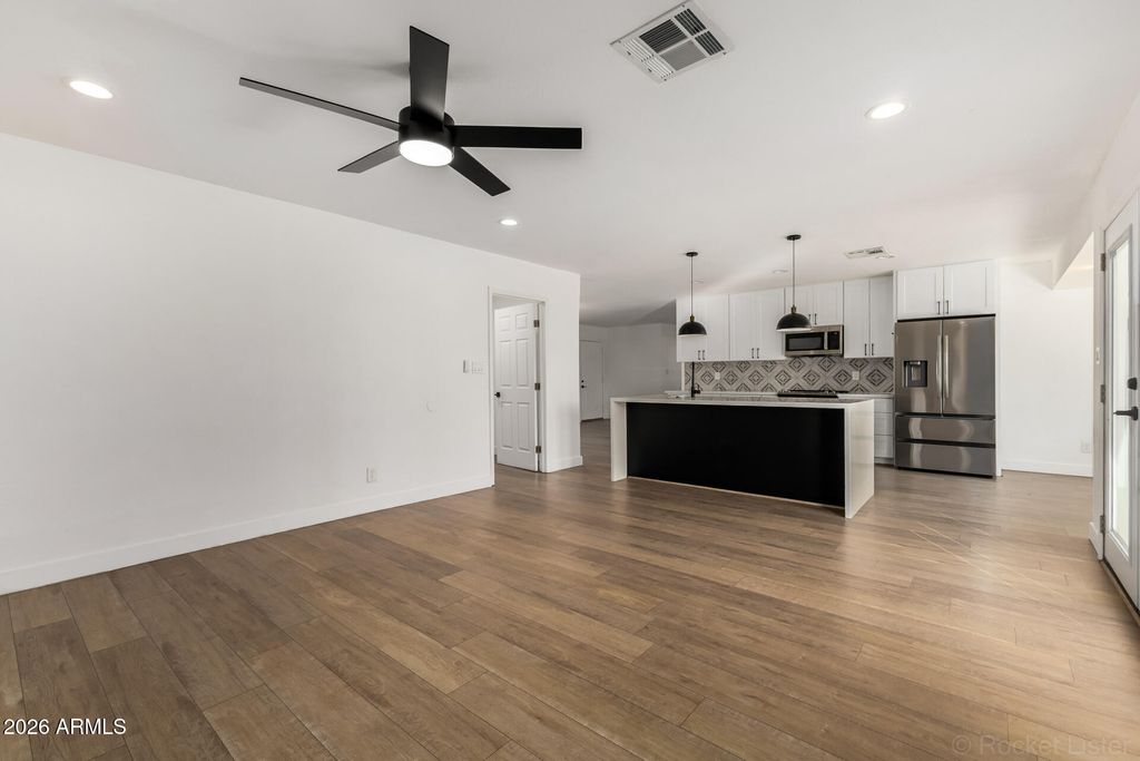 Image 9 of property listing at 4237 W HARTFORD Avenue, Glendale, AZ 85308