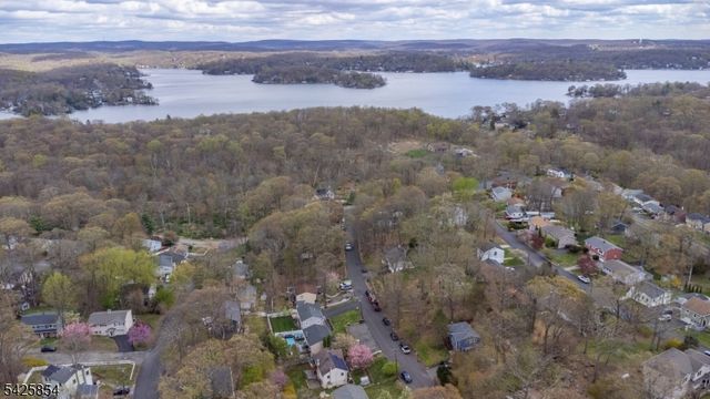 44 Fordham Trl, Hopatcong Boro, NJ 07843