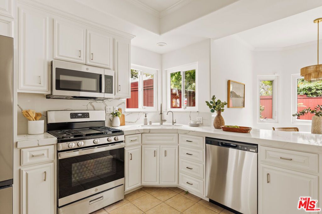 Image 7 of property listing at 7827 Berger Avenue, Playa Del Rey, CA 90293