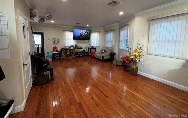 44 Buffet Place, Huntington Station, NY 11746