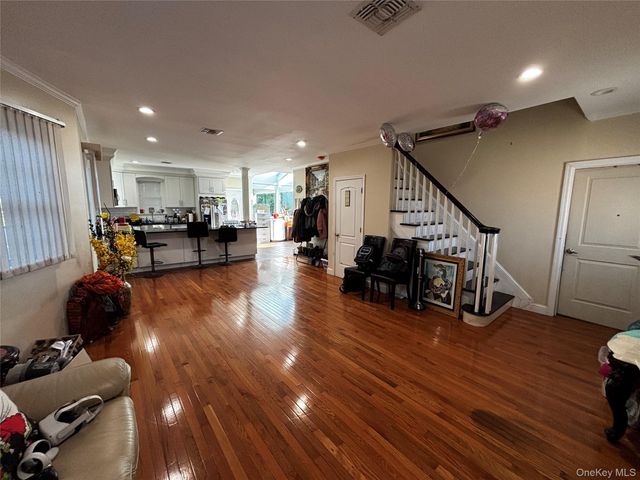 44 Buffet Place, Huntington Station, NY 11746