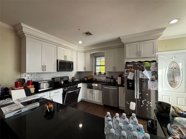 44 Buffet Place, Huntington Station, NY 11746