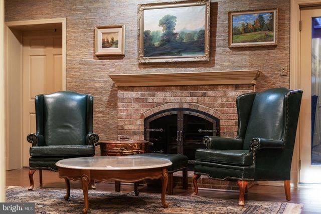 2407 S QUEEN ST, Arlington, VA 22202