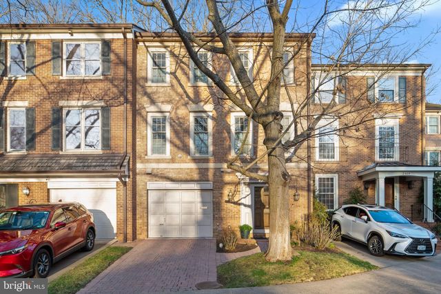 2407 S QUEEN ST, Arlington, VA 22202