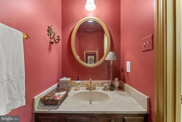 2407 S QUEEN ST, Arlington, VA 22202