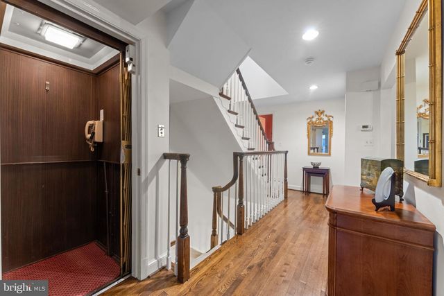 2407 S QUEEN ST, Arlington, VA 22202