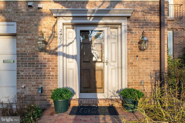 2407 S QUEEN ST, Arlington, VA 22202