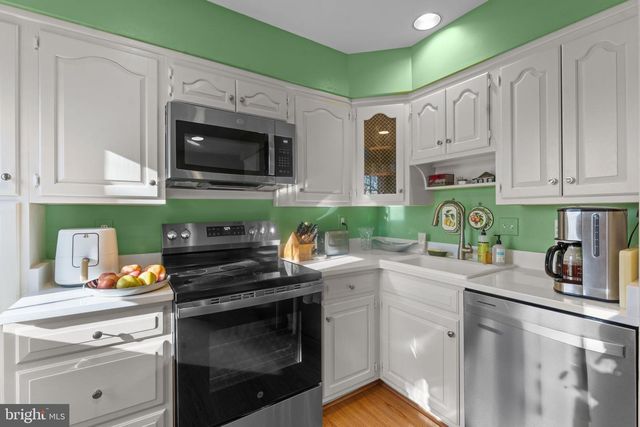 2407 S QUEEN ST, Arlington, VA 22202