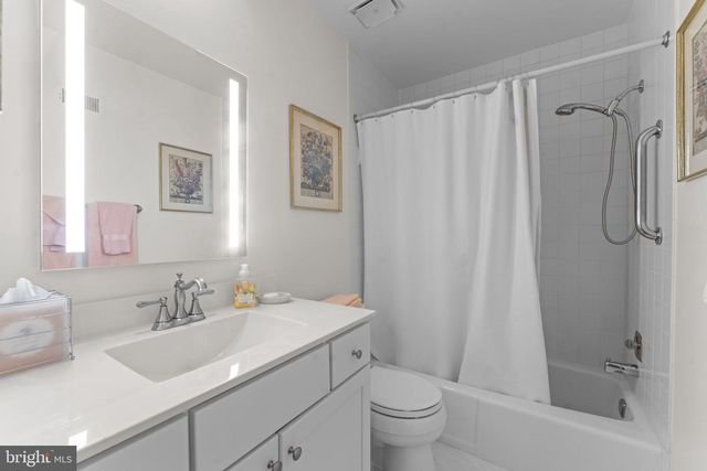 2407 S QUEEN ST, Arlington, VA 22202