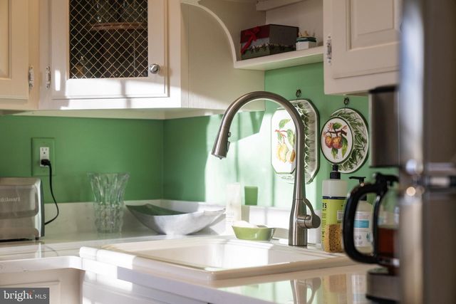 2407 S QUEEN ST, Arlington, VA 22202