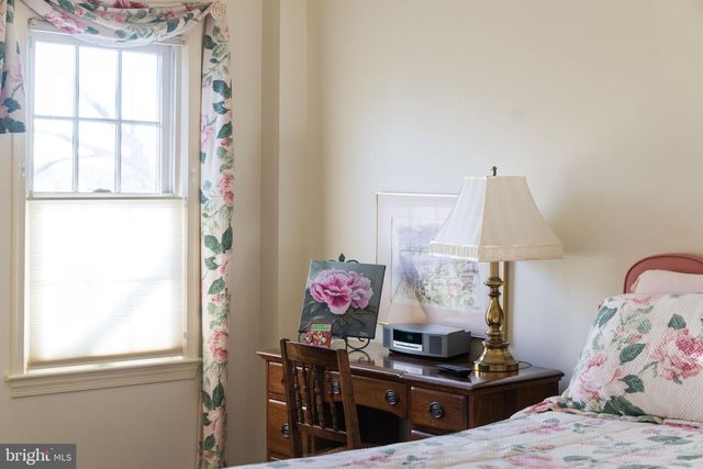 2407 S QUEEN ST, Arlington, VA 22202